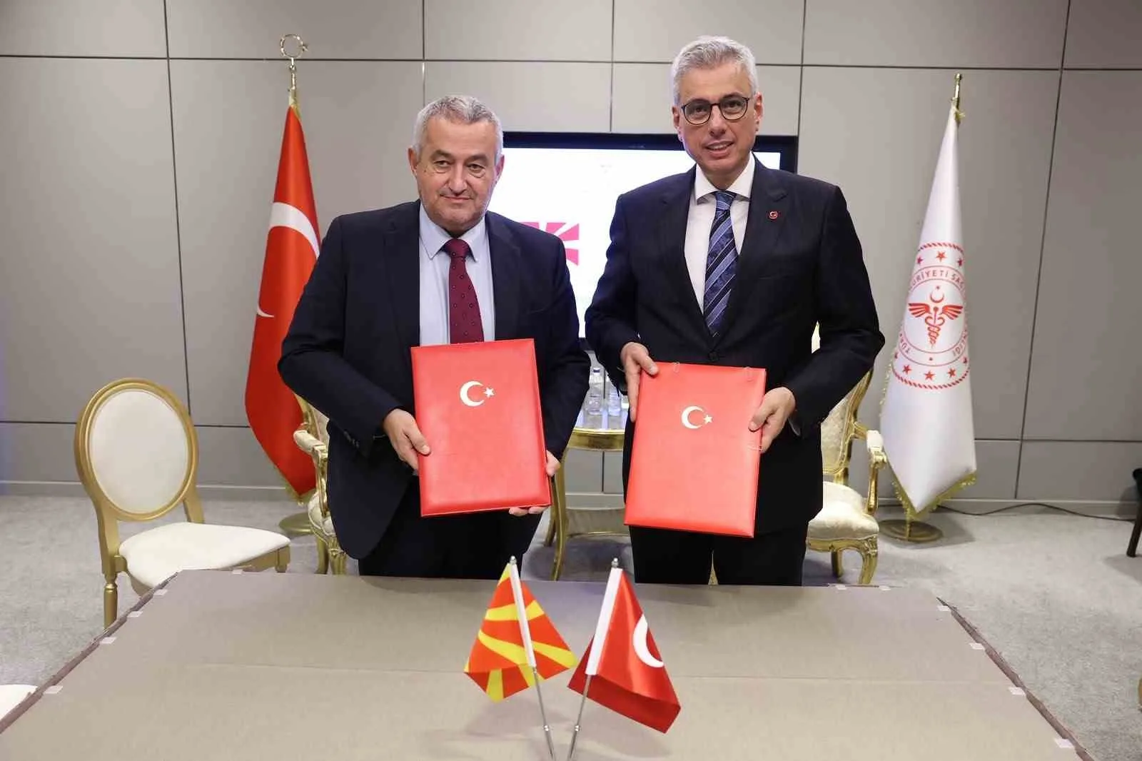 SAĞLIK BAKANI KEMAL MEMİŞOĞLU, KUZEY MAKEDONYA CUMHURİYETİ SAĞLIK BAKANI DR. SASHO KLEKOVSKİ İLE ‘SAĞLIK VE TIP BİLİMLERİ ALANINDA MUTABAKAT ZAPTI’NI İMZALADIKLARINI DUYURDU.
