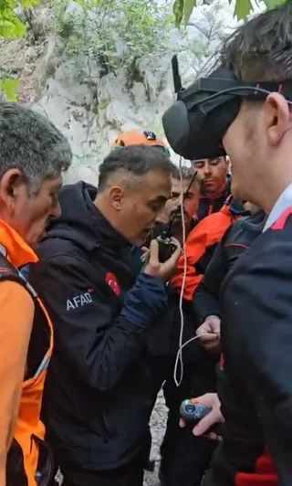 BÖLGEDE GÖREV YAPAN UZMAN PERSONEL TARAFINDAN YÖNLENDİRİLEN DRON ARACILIĞIYLA MAHSUR KALAN GÖNÜLLÜLERE TELSİZ ULAŞTIRILDI. TELSİZ ÜZERİNDEN KURULAN İLK TEMAS, ISPARTA AFAD İL MÜDÜRÜ BİLAL ÖZTÜRK TARAFINDAN GERÇEKLEŞTİRİLDİ. M