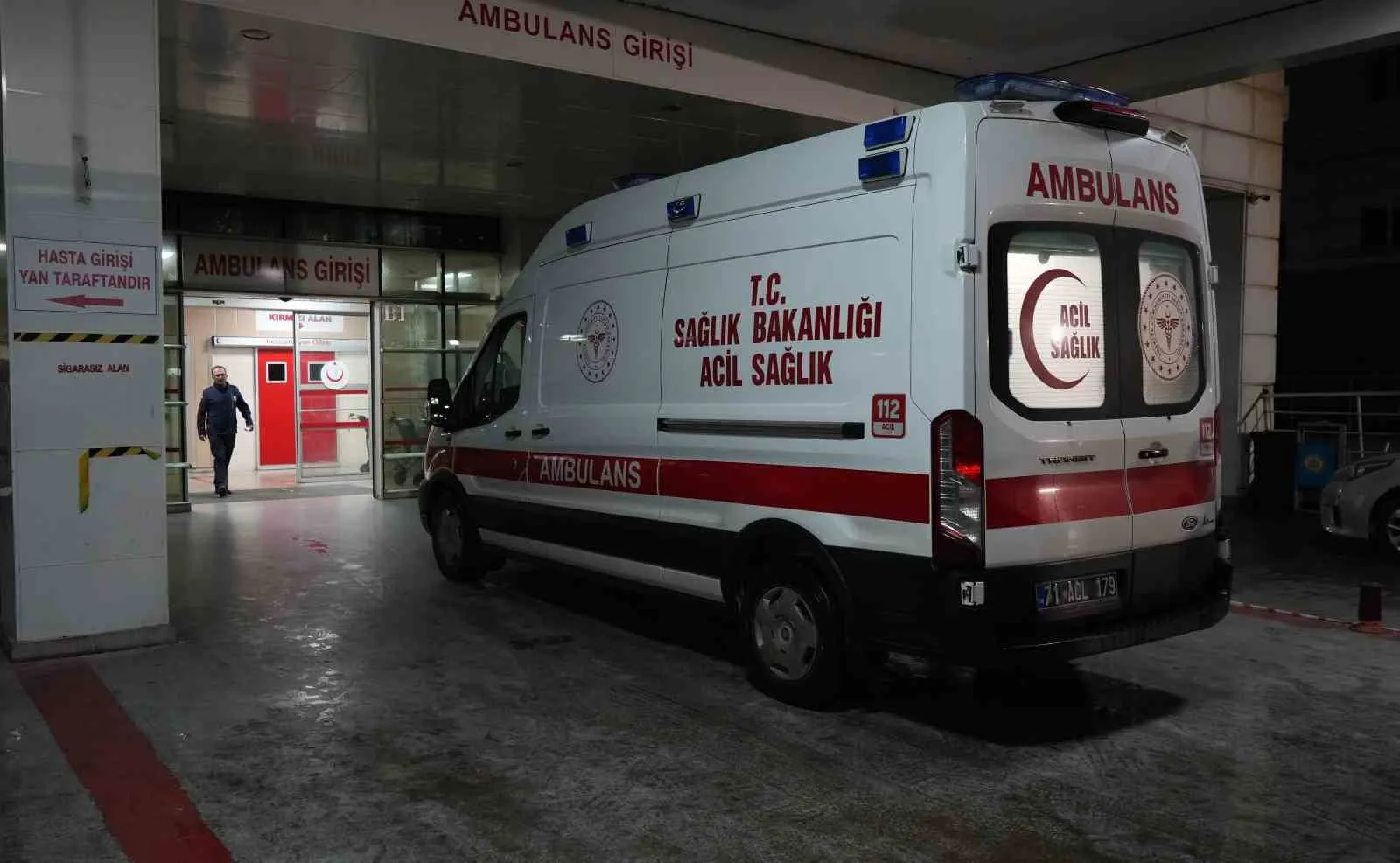KIRIKKALE'DE YOLUN KARŞISINA GEÇERKEN OTOMOBİLİN ÇARPTIĞI KADIN, KALDIRILDIĞI HASTANEDE HAYATINI KAYBETTİ.