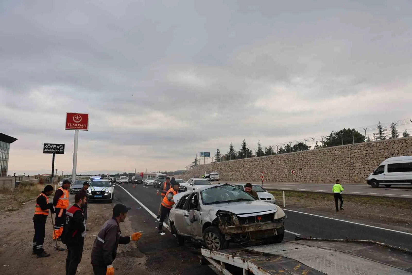 NEVŞEHİR'DE AYNI YÖNDE SEYİR HALİNDE OLAN İKİ OTOMOBİLİN ÇARPIŞMASI SONUCU MEYDANA GELEN TRAFİK KAZASINDA 7 KİŞİ YARALANDI.