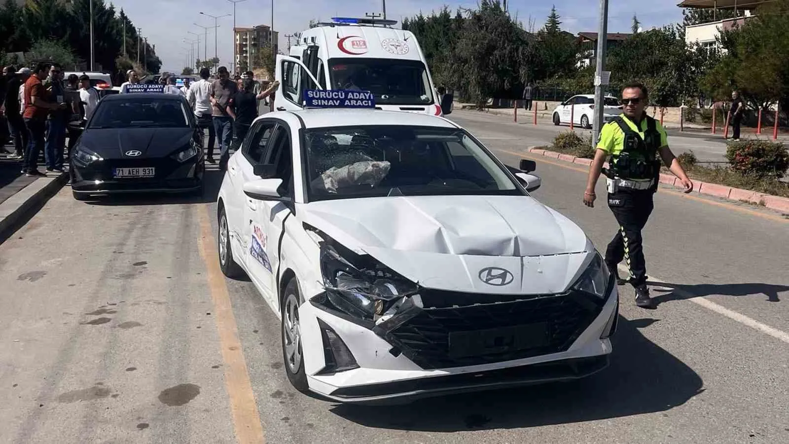 KIRIKKALE'DE 14 YAŞINDAKİ SÜRÜCÜNÜN KULLANDIĞI OTOMOBİL İLE EHLİYET SINAVINA GİREN ADAY SÜRÜCÜNÜN KULLANDIĞI OTOMOBİLİN ÇARPIŞMASI SONUCU 4 KİŞİ YARALANDI.