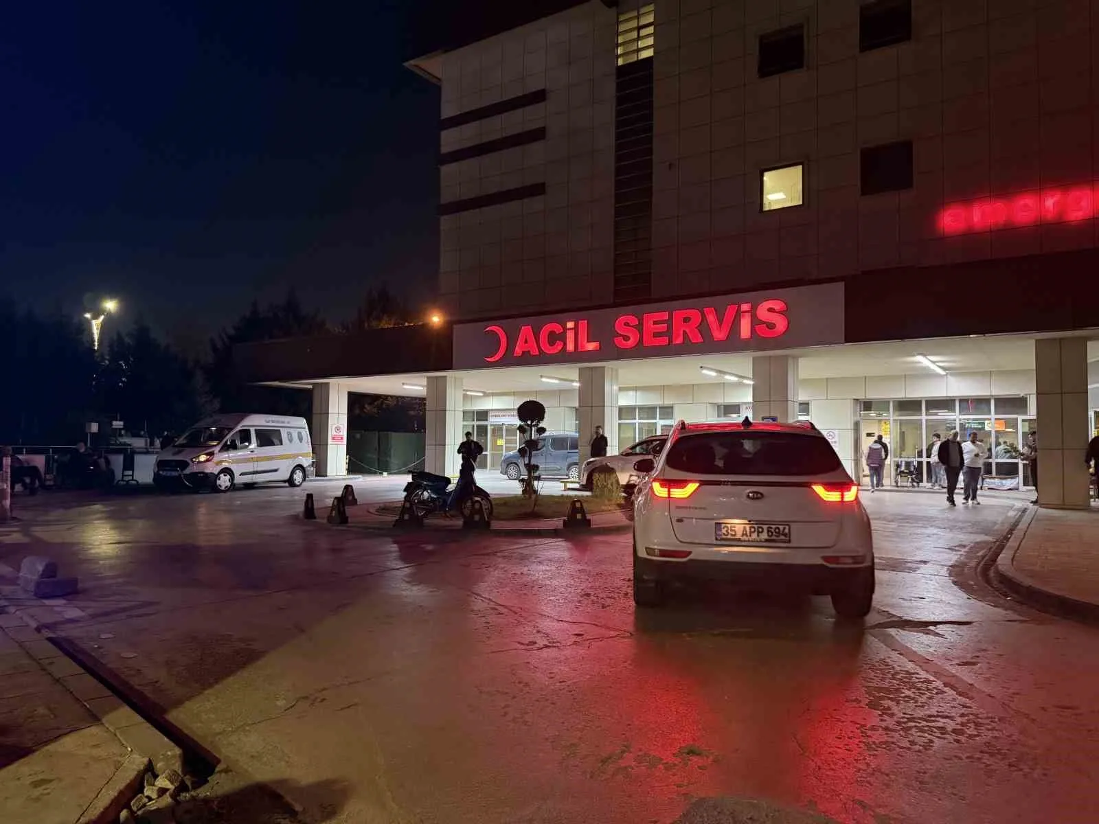 KOCAELİ'NİN İZMİT İLÇESİNDE SOKAKTA FENALAŞARAK YERE DÜŞEN KANSER HASTASI BİR VATANDAŞ, AĞIR YARALI OLARAK KALDIRILDIĞI HASTANEDE HAYATINI KAYBETTİ.