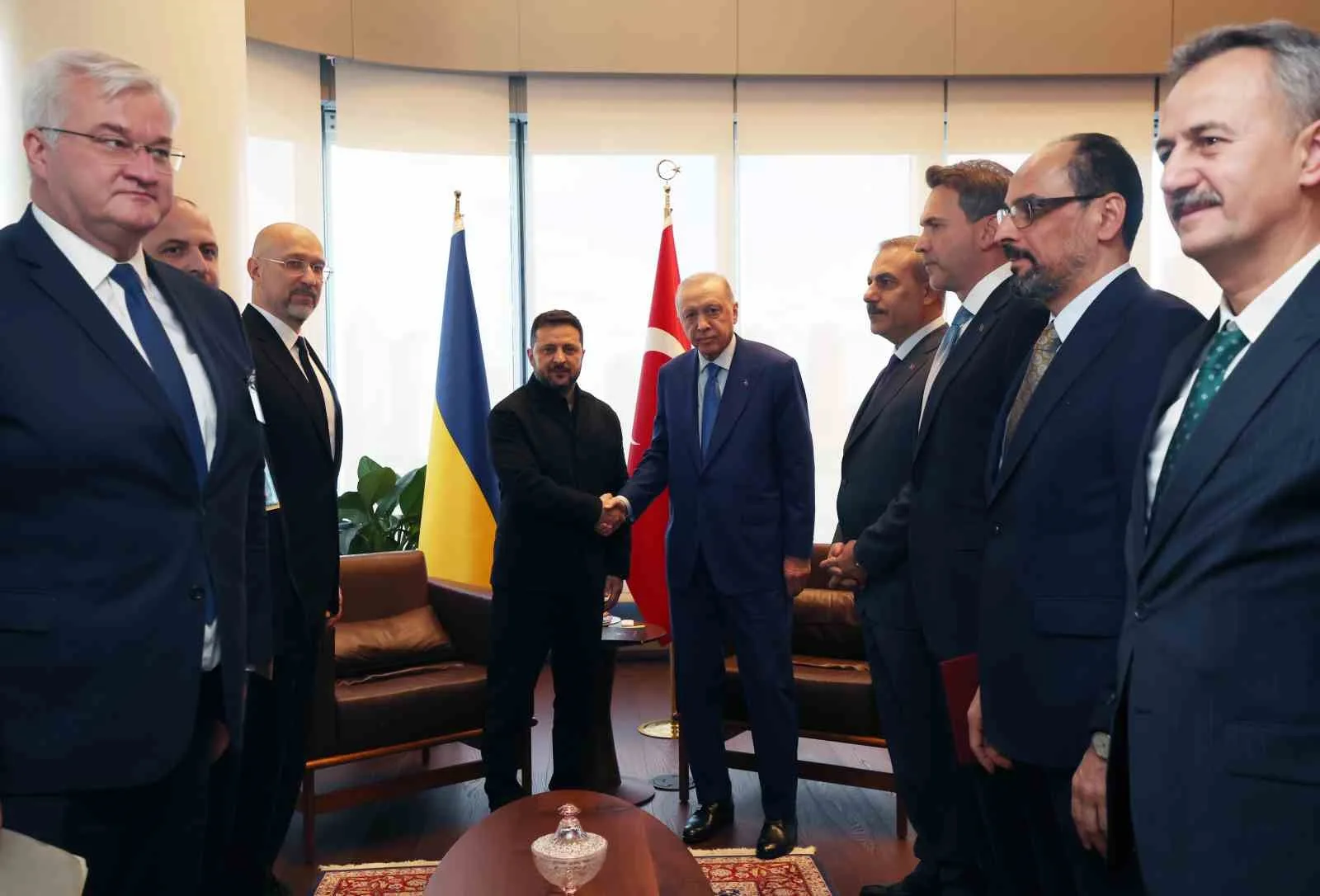 CUMHURBAŞKANI ERDOĞAN, ABD ZİYARETİNİN SON GÜNÜNDEKİ İKİLİ TEMASLARI KAPSAMINDA NEW YORK'TA TÜRKEVİ'NDE UKRAYNA BAŞBAKANI VLADİMİR ZELENSKİY'İ KABUL ETTİ.