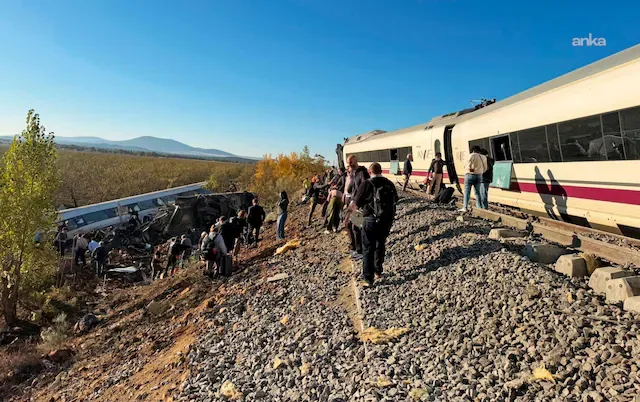 İspanya'da iki yüksek hızlı tren çarpıştı: En az 30 kişi hayatını kaybetti