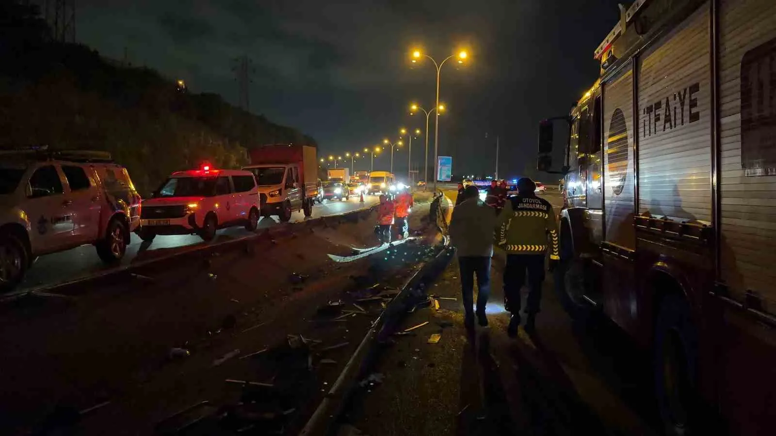KOCAELİ TEM OTOYOLU'NDA ORTA BARİYERLERİ AŞARAK KARŞI ŞERİDE GEÇİP YAN YATAN TIRIN SÜRÜCÜSÜ, ARACININ ALTINDA KALARAK FECİ ŞEKİLDE HAYATINI KAYBETTİ. KAZADA TIRIN KUPASININ ÇARPTIĞI OTOMOBİLDE BULUNAN 2 KİŞİ İSE YARALANDI.