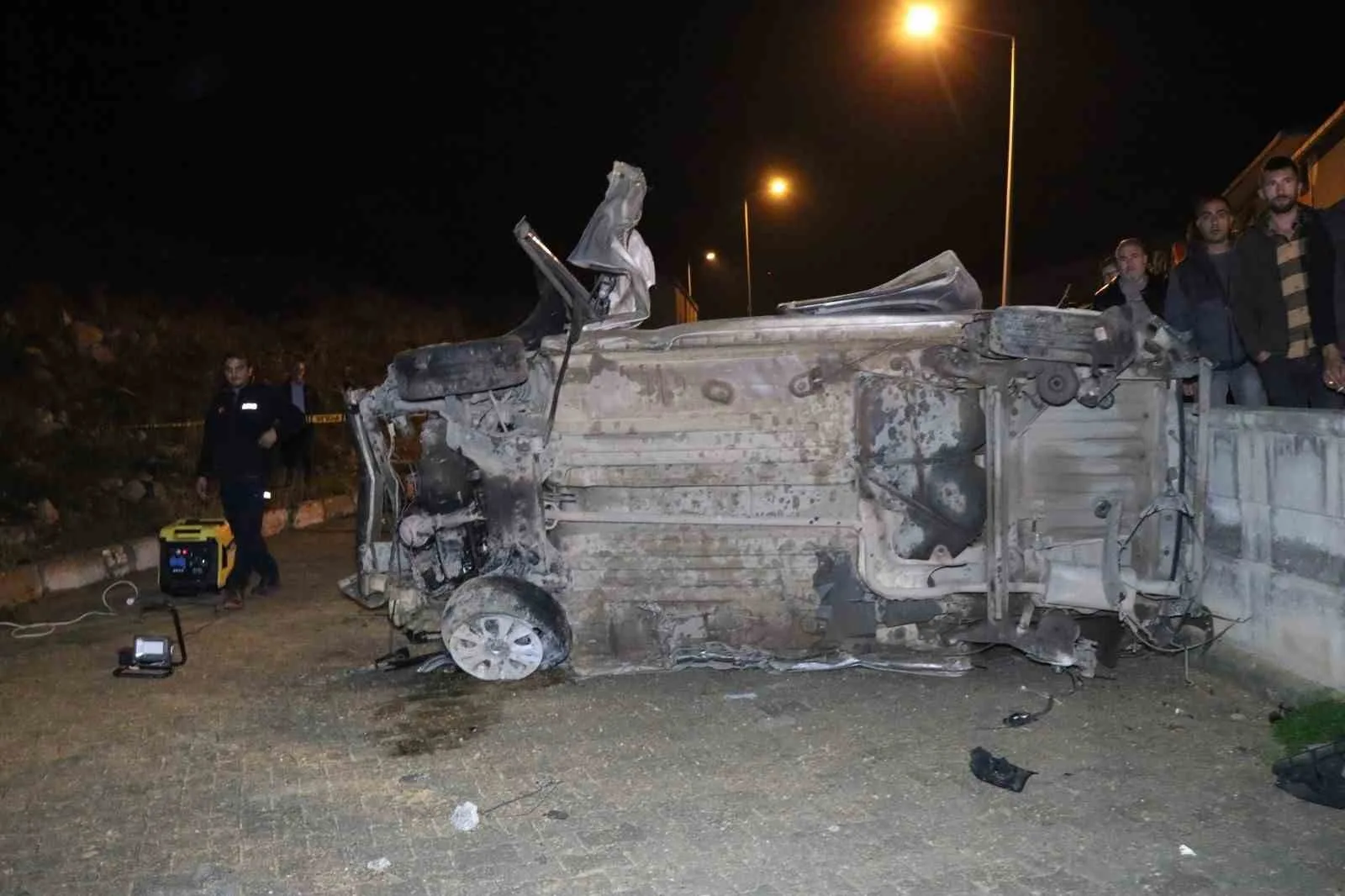 ERZURUM’UN OLTU İLÇESİNDE MEYDANA GELEN TRAFİK KAZASINDA HAFİF TİCARİ ARACIN TAKLA ATARAK UÇURUMA YUVARLANMASI SONUCU 21 YAŞINDAKİ KERİM CAN AYDIN HAYATINI KAYBETTİ, 3 KİŞİ YARALANDI.