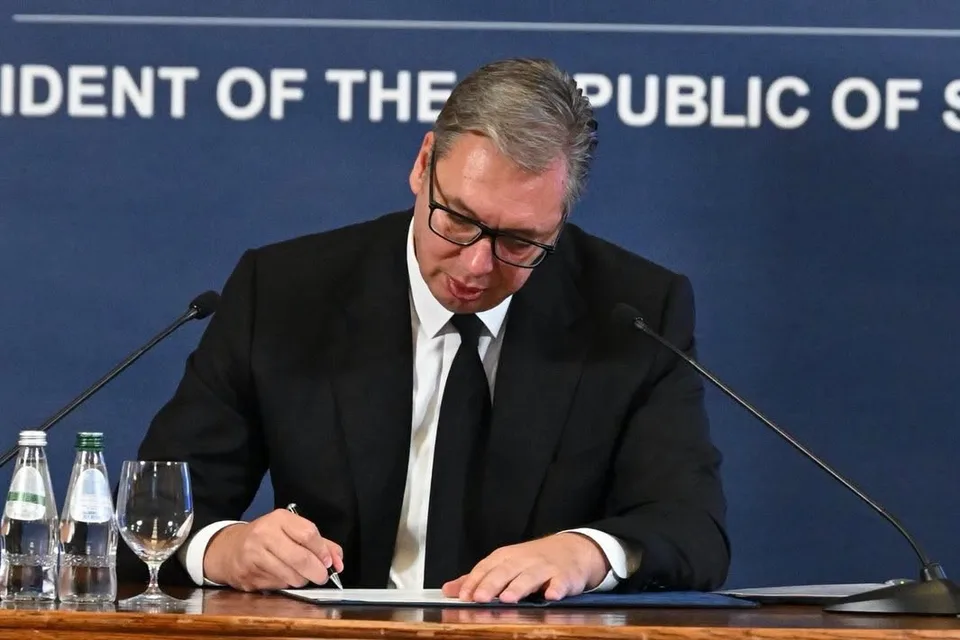 SIRBİSTAN CUMHURBAŞKANI ALEKSANDAR VUCİC, 25 EKİM'DE YAPILACAK ERKEN GENEL SEÇİM ÖNCESİNDE GÖREVİNDEN İSTİFA EDEREK, GÖREVİ YARIN MECLİS BAŞKANI ANA BRNABİC'E DEVREDECEĞİNİ VE CUMHURBAŞKANLIĞI SEÇİMİNİN İLK TURUNUN ARALIK AYI SONUNA KADAR YAPILMASI GEREKTİĞİNİ AÇIKLADI.