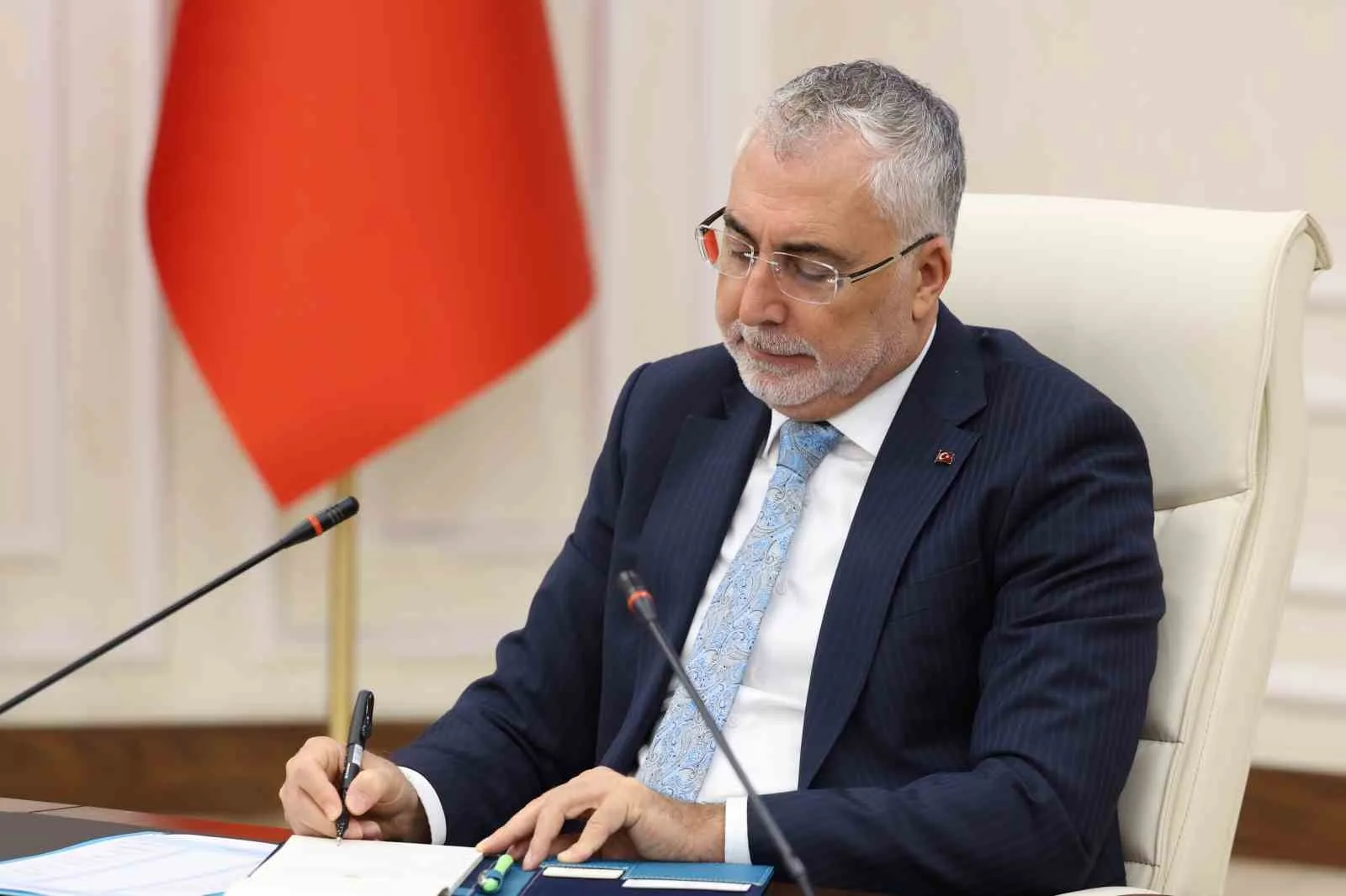 ÇALIŞMA VE SOSYAL GÜVENLİK BAKANI VEDAT IŞIKHAN, "İŞSİZLİK ORANIMIZ YAKLAŞIK 40 AYDIR TEK HANELİ SEVİYELERDE SEYREDİYOR VE SON AÇIKLANAN AĞUSTOS VERİSİNDE DE YÜZDE 7,8’E GERİLEMİŞ DURUMDA" DEDİ.