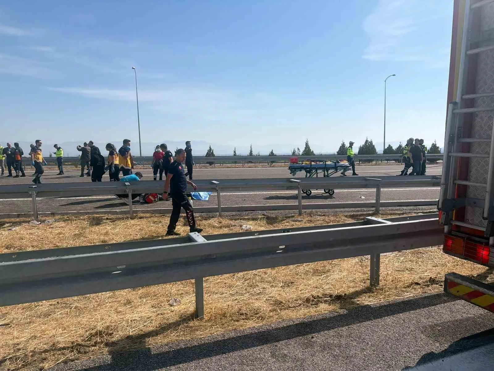 MANİSA'NIN AKHİSAR İLÇESİ İSTANBUL ORHANGAZİ-İZMİR OTOYOLUNDA TIR İLE YOLCU OTOBÜSÜNÜN ÇARPIŞMASI SONUCU MEYDANA GELEN KAZADA 11 KİŞİ ÖLDÜ 26 KİŞİ DE YARALANDI.