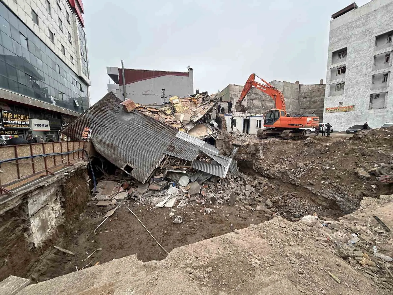 ESKİ BELEDİYE İŞ MERKEZİ’NİN BULUNDUĞU ALANDA SÜRDÜRÜLEN KAZI ÇALIŞMALARI SIRASINDA BİTİŞİKTEKİ LOKANTADA ÇÖKME MEYDANA GELDİ