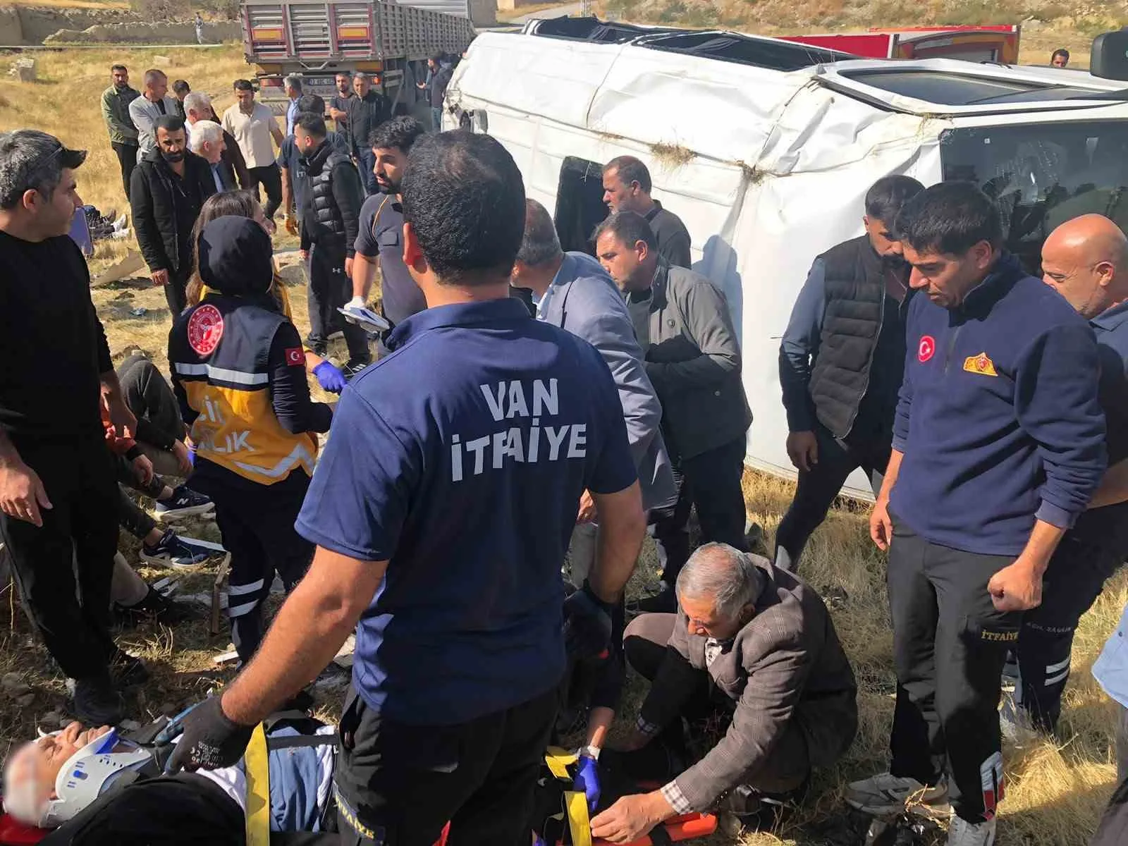 VAN’IN GÜRPINAR İLÇESİNDEN TIRIN MİNİBÜSE ÇARPMASI SONUCU 11 KİŞİ YARALANDI. OLAY YERİNDE İLK MÜDAHALELERİ YAPILAN 11 YARALI, AMBULANSLARLA VAN'DAKİ ÇEŞİTLİ HASTANELERE KALDIRILDI.