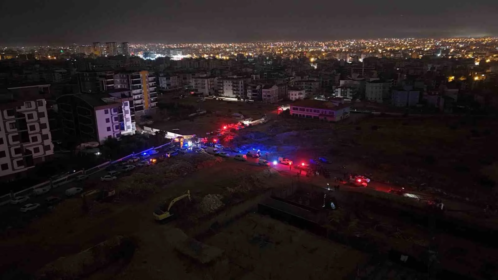ANTALYA'DA HÜCRE HORTUMUN VURDUĞU KONTEYNERLERDE HASTANEDE ÖLDÜĞÜ BİLGİSİ VERİLEN İŞÇİLERDEN BİRİNİN HAYATA TUTUNDUĞU BİLDİRİLDİ. FECİ OLAYDA ÖLÜ SAYISI 4 OLURKEN, YARALI SAYISI 1 OLDU.