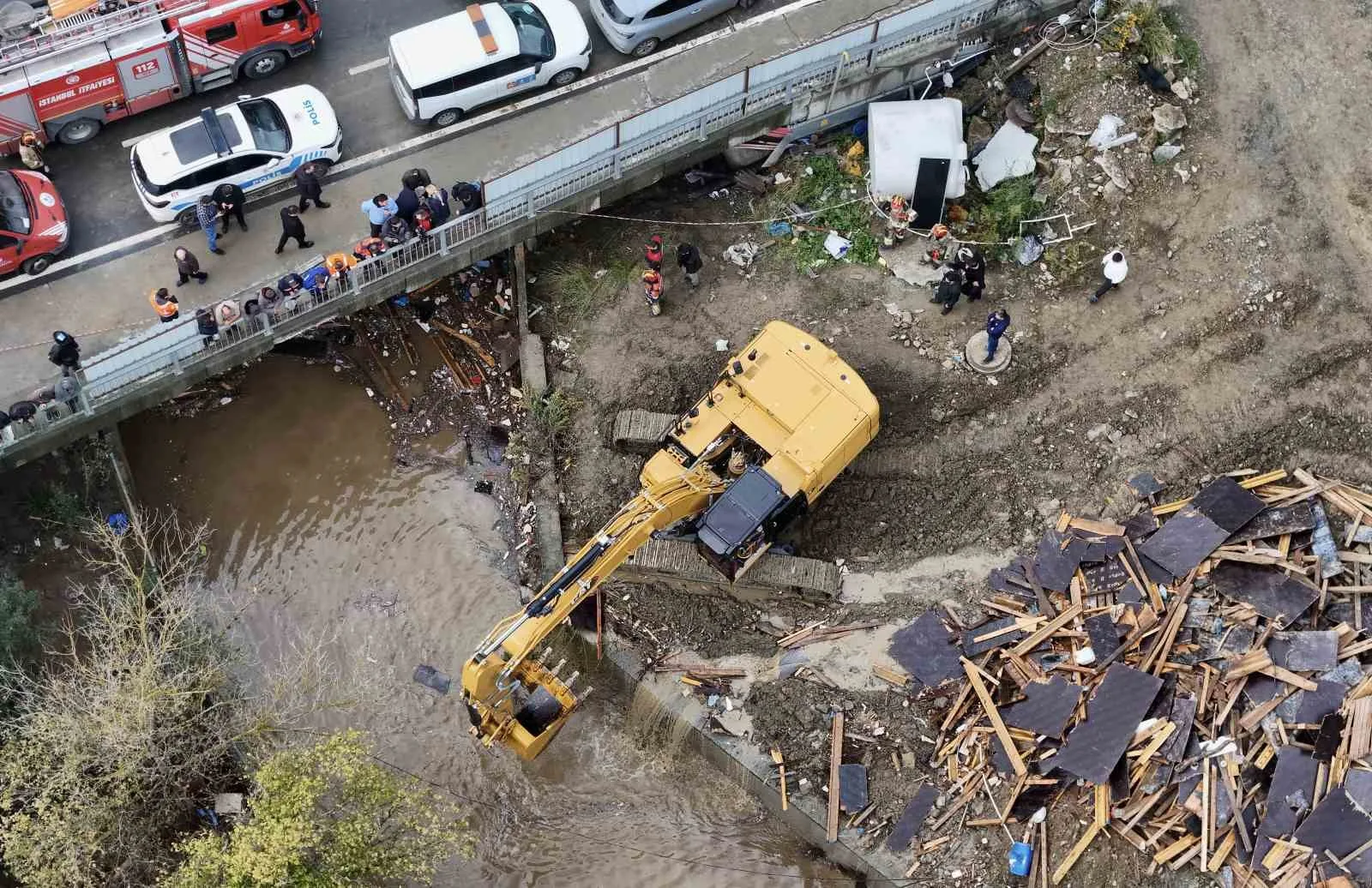 İSTANBUL'DA MEYDANA GELEN ŞİDDETLİ YAĞIŞIN ARDINDAN CAN KAYBI 4'E YÜKSELDİ. SARIYER'DE BULUNAN TALİHSİZ ADAMIN CANSIZ BEDENİ ADLİ TIP KURUMU MORGUNA KALDIRILDI.