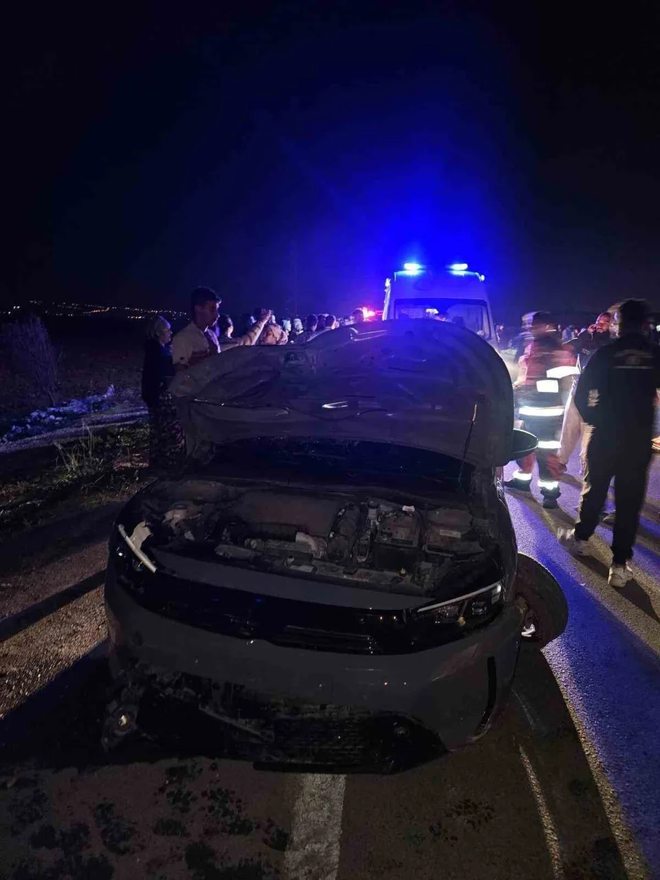 HATAY’IN REYHANLI İLÇESİNDE OTOMOBİLİN KARŞIDAN KARŞIYA GEÇMEYE ÇALIŞAN 2’Sİ ÇOCUK 4 YAYAYA ÇARPTI. OTOMOBİLİN ÇARPTIĞI ANNE VE BEBEĞİ, KALDIRILDIKLARI HASTANEDE HAYATINI KAYBETTİ.