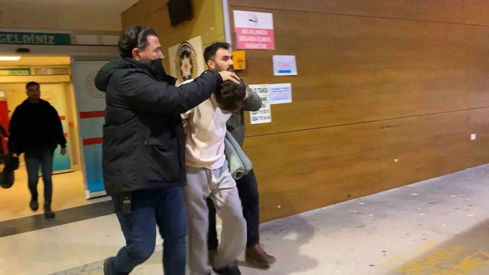 İNEGÖL’DE KIZ MESELESİ İDDİASI KANLI BİTTİ: 1 ÖLÜ, 2 YARALI
