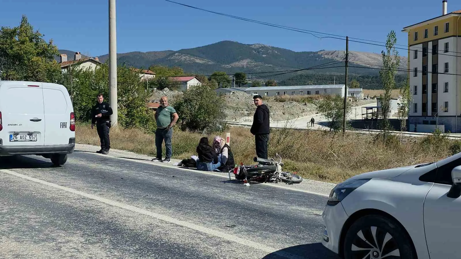 DOMANİÇ’TE OTOMOBİL İLE MOTOSİKLET ÇARPIŞTI: 1 GENÇ HAYATINI KAYBETTİ