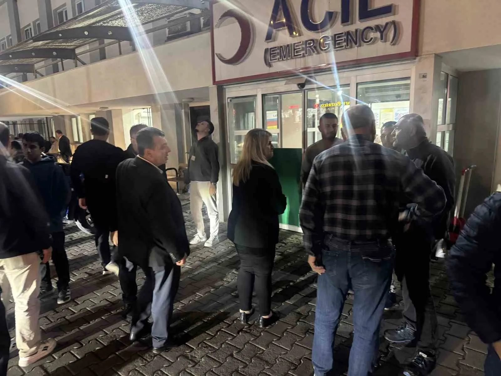 SİİRT’İN KURTALAN İLÇESİNE BAĞLI KAYABAĞLAR BELDESİNDE DIŞARIDAN YEDİKLERİ YEMEK SONRASI RAHATSIZLANAN 25 KİŞİ, HASTANEYE KALDIRILARAK TEDAVİ ALTINA ALINDI.