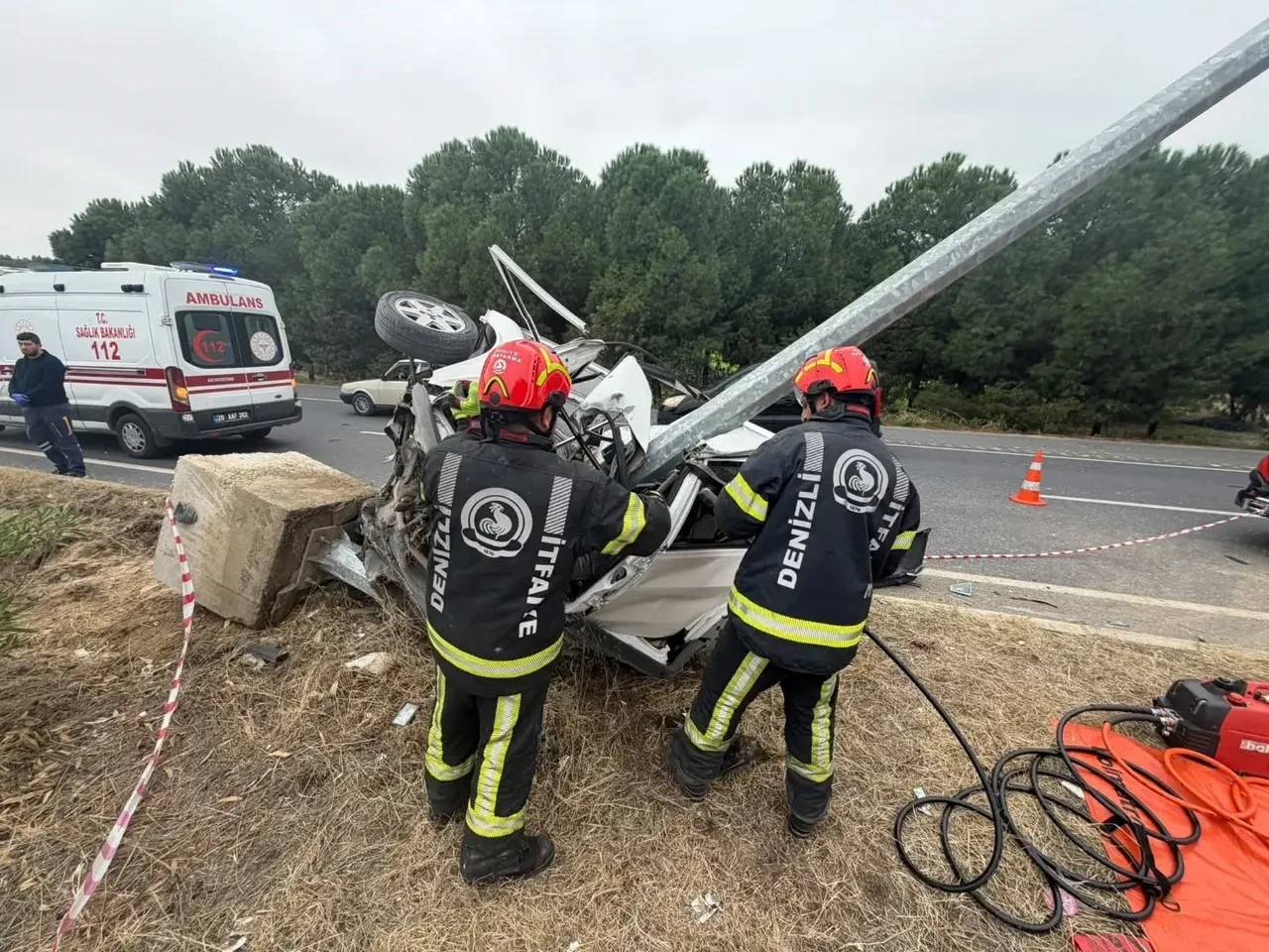 DENİZLİ'NİN SARAYKÖY İLÇESİNDE ELEKTRİK DİREĞİNE ÇARPAN TOFAŞ OTOMOBİLİN SÜRÜCÜSÜ HAYATINI KAYBETTİ.
