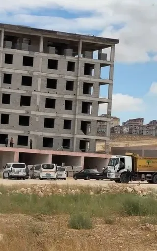 GAZİANTEP'TE ÇALIŞTIĞI İNŞAAT HALİNDEKİ BİNANIN 6'NCI KATINDAN DÜŞEN 17 YAŞINDAKİ İŞÇİ HAYATINI KAYBETTİ.