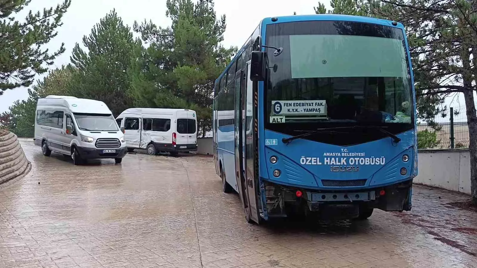 DARBE ALAN MİNİBÜSÜN CAMLARI KIRILDI. KAZADA MİNİBÜSTEKİ ÜNİVERSİTE ÖĞRENCİLERİNDEN 4'Ü YARALANDI.