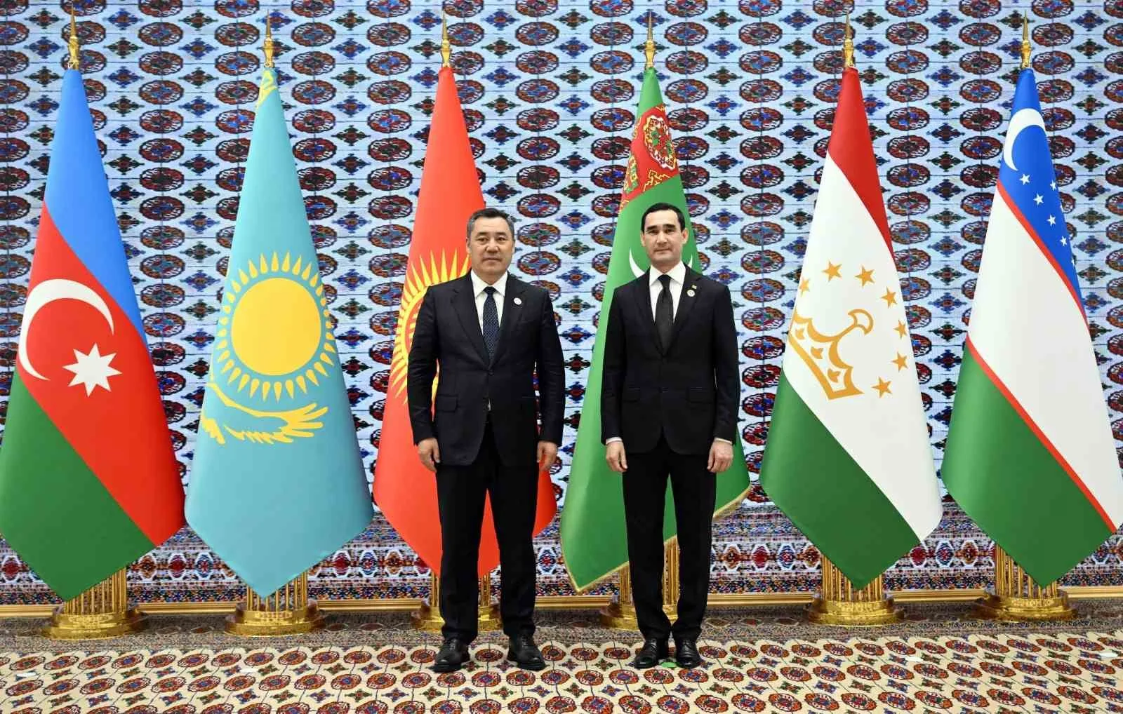KIRGIZİSTAN CUMHURBAŞKANI SADIR CAPAROV(SOLDA), TÜRKMENİSTAN CUMHURBAŞKANI SERDAR BERDİMUHAMEDOV(SAĞDA)