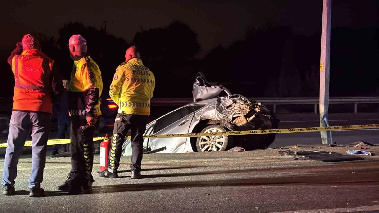 ÇANAKKALE’DE MEYDANA GELEN TRAFİK KAZASINDA OTOMOBİL PARAMPARÇA OLURKEN, İKİ GENÇ İSE HAYATINI KAYBETTİ.