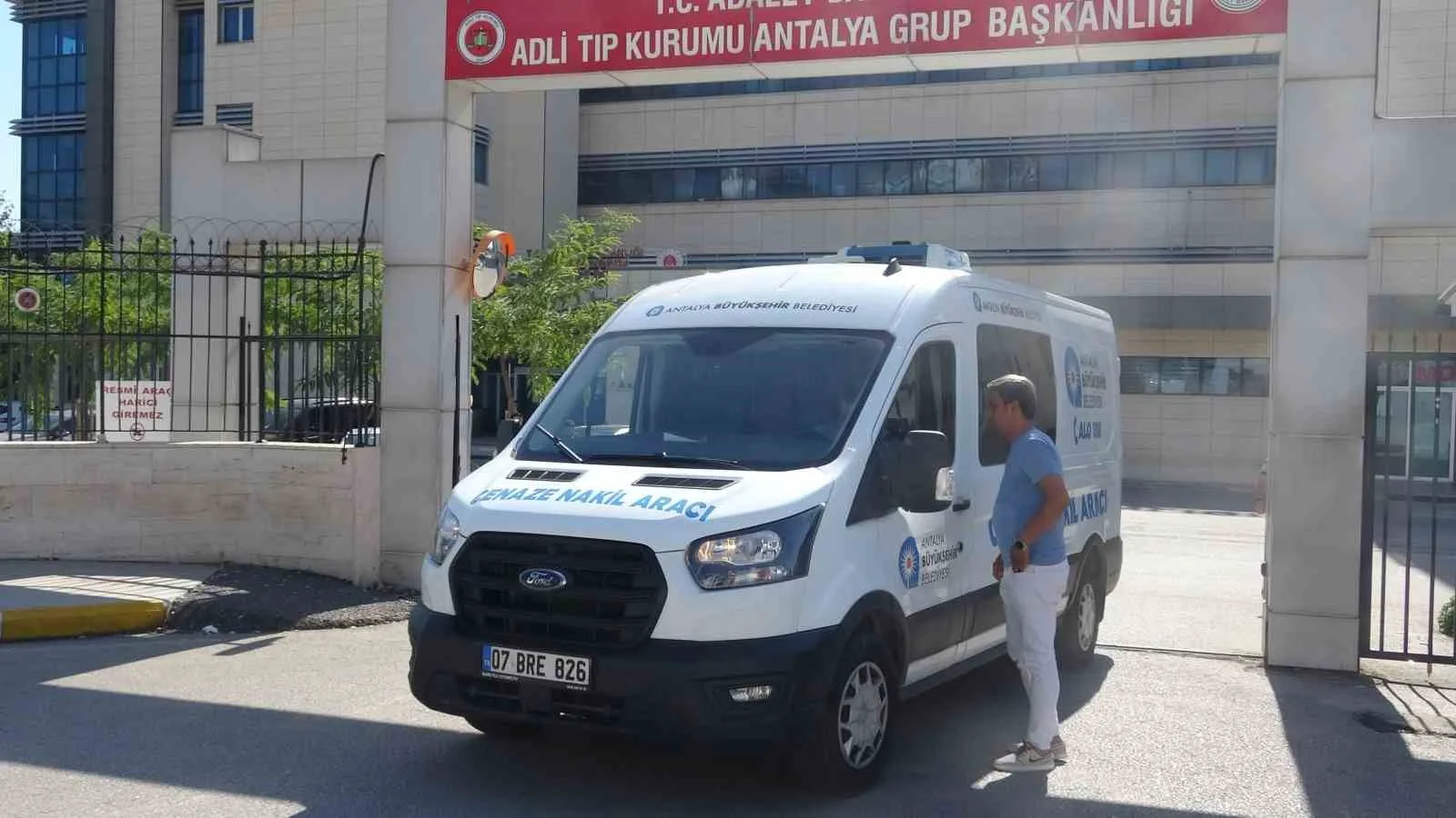 ANTALYA'NIN DEMRE İLÇESİNE ARKADAŞLARI İLE BİRLİKTE TATİL İÇİN GELİP TEKNE TURUNA ÇIKAN 45 YAŞINDAKİ ADAMIN, AÇIKTA DEMİRLEDİKTEN SONRA GECE SAATLERİNDE TEKNEDE OLMADIĞI ANLAŞILDI. SAHİL GÜVENLİK EKİPLERİNİN 4 GÜN SÜREN ARAMA ÇALIŞMASININ ARDINDAN CANSIZ BEDENİNE SUDA ULAŞILDI.