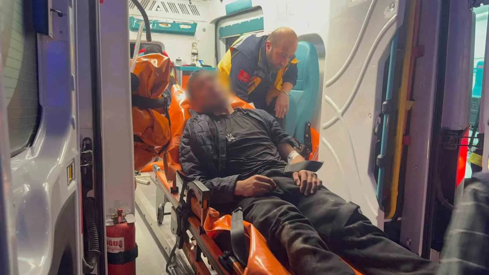 HAKKÂRİ’DE DÜZENSİZ GÖÇMENLERİ TAŞIYAN MİNİBÜSÜN KONTROLDEN ÇIKARAK DEREYE UÇMASI SONUCU 20 KİŞİ YARALANDI. YARALILAR, JANDARMA EKİPLERİNİN EŞLİĞİNDE AMBULANSLARLA HAKKÂRİ DEVLET HASTANESİ’NE KALDIRILARAK TEDAVİ ALTINA ALINDI.