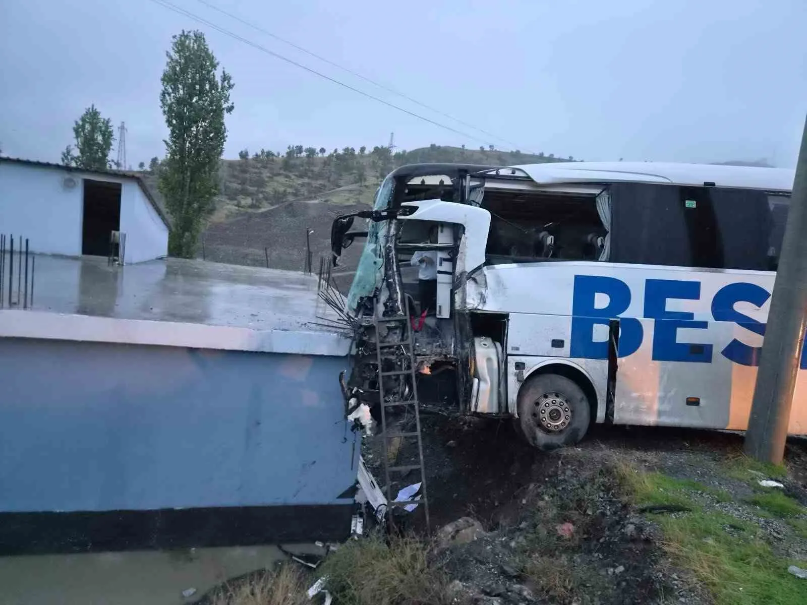 ŞIRNAK’IN ULUDERE İLÇESİ HİLAL BELDESİ GİRİŞİNDE YOLCU OTOBÜSÜ İLE TIRIN ÇARPIŞMASI SONUCU MEYDANA GELEN KAZADA 1'İ AĞIR 15 KİŞİ YARALANDI.