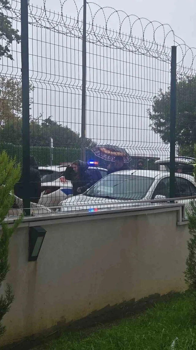 İSTANBUL AVCILAR’DA, OKUL ÖNÜNDE YAŞANAN TRAFİK TARTIŞMASINDA, OKULDA GÖREVLİ MAHALLE ÇARŞI BEKÇİSİ, KAVGA ETTİĞİ VELİYİ AYAĞINDAN SİLAHLA VURDU.