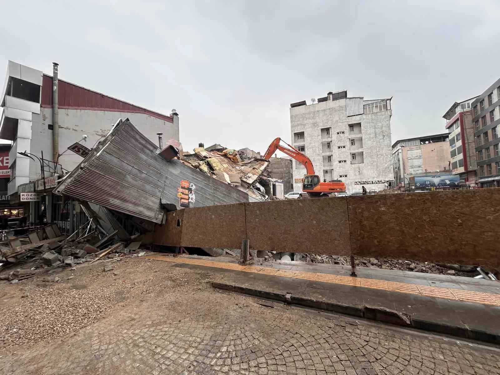 ESKİ BELEDİYE İŞ MERKEZİ’NİN BULUNDUĞU ALANDA SÜRDÜRÜLEN KAZI ÇALIŞMALARI SIRASINDA BİTİŞİKTEKİ LOKANTADA ÇÖKME MEYDANA GELDİ
