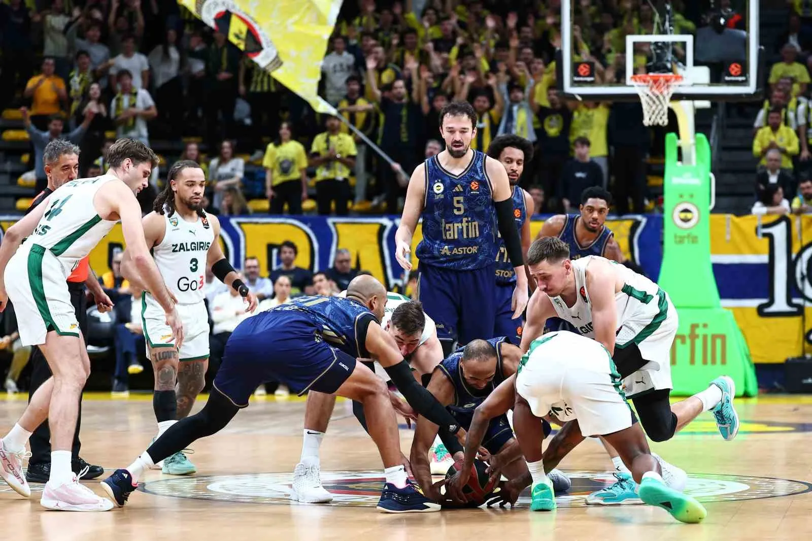 EUROLEAGUE'İN 5. HAFTASINDA FENERBAHÇE, KONUK ETTİĞİ LİTVANYA EKİBİ ZALGİRİS KAUNAS'I 99-80'LİK SKORLA MAĞLUP ETTİ. SARI-LACİVERTLİLER, LİGDE 4. GALİBİYETİNİ ELDE ETTİ.