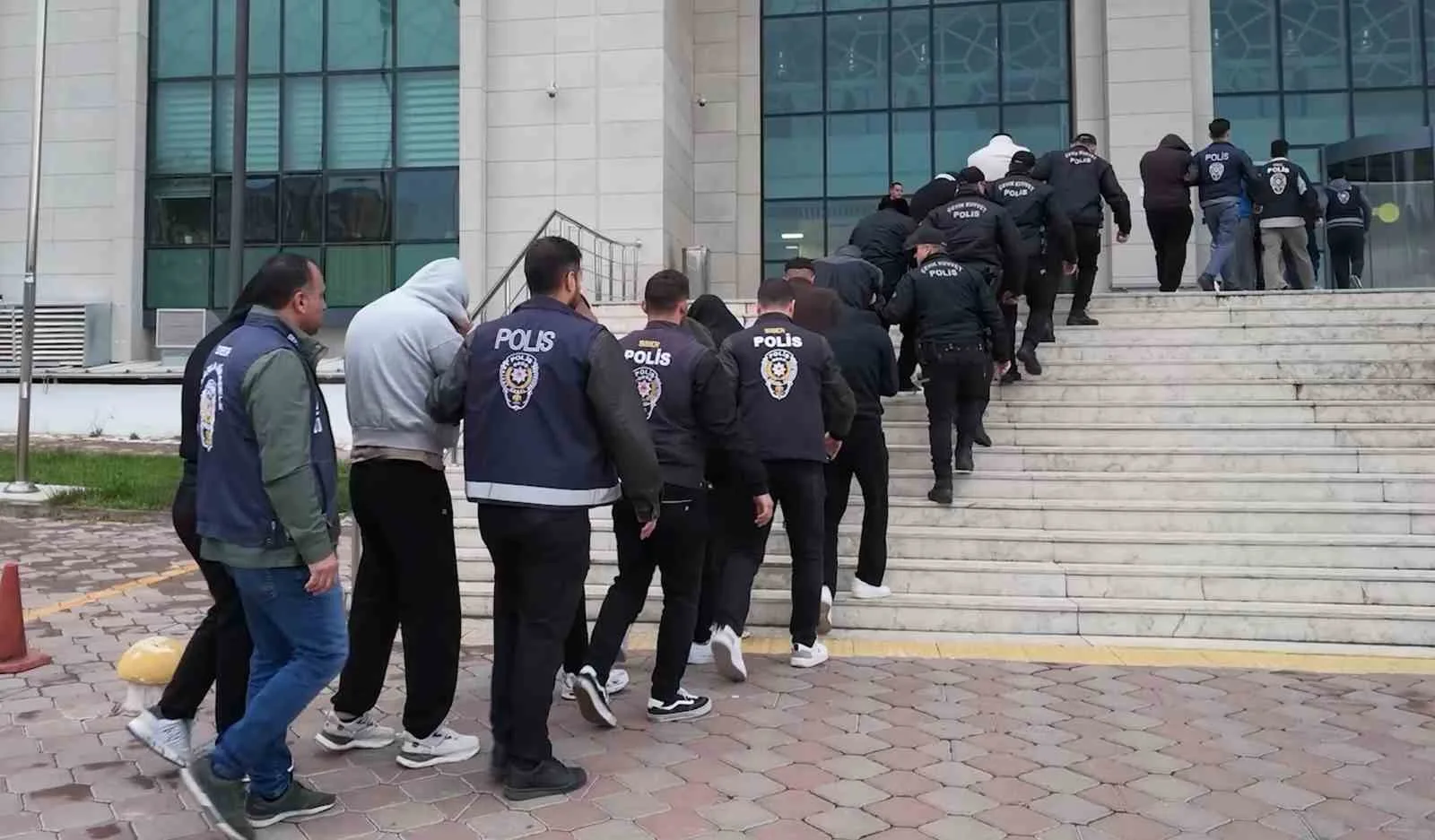 KIRIKKALE MERKEZLİ 8 İLDE DÜZENLENEN OPERASYONDA, YASA DIŞI BAHİS GELİRLERİNİ BAŞKALARI ADINA AÇILAN BANKA HESAPLARI VE KRİPTO PARA PLATFORMLARI ÜZERİNDEN AKLADIKLARI BELİRLENEN SUÇ ÖRGÜTÜNÜN 1 MİLYAR 219 MİLYON LİRAYI AŞAN PARA TRAFİĞİ DEŞİFRE EDİLDİ. ÖRGÜTÜN YAPILANMASI VE PARA AKLAMA YÖNTEMLERİNİN ORTAYA ÇIKARILDIĞI SORUŞTURMADA, ADLİYEYE SEVK EDİLEN 18 ŞÜPHELİDEN 11'İ TUTUKLANIRKEN, 7'Sİ HAKKINDA ADLİ KONTROL TEDBİRİ UYGULANDI.