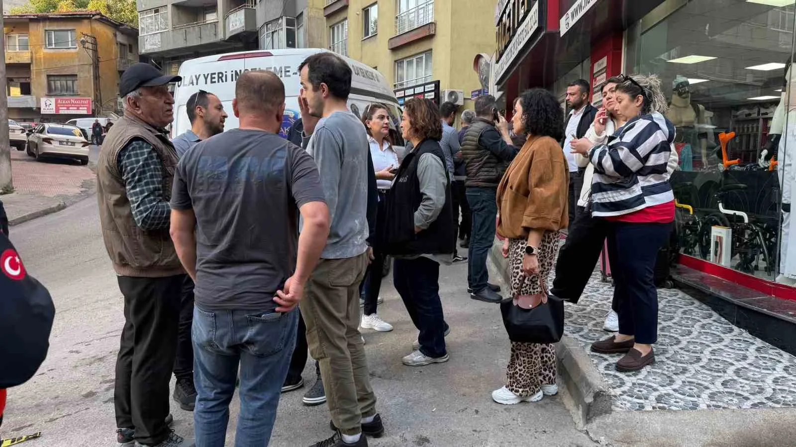 ZONGULDAK’TA ÇÖKEN BİNANIN ARDINDAN BÖLGEDE İNCELEME YAPAN EKİPLER OLAY YERİNİN YAKININDAKİ 6 KATLI 28 DAİRELİK APARTMANI TEDBİR AMAÇLI BOŞALTTI. BİNA TAHLİYE EDİLDİ.