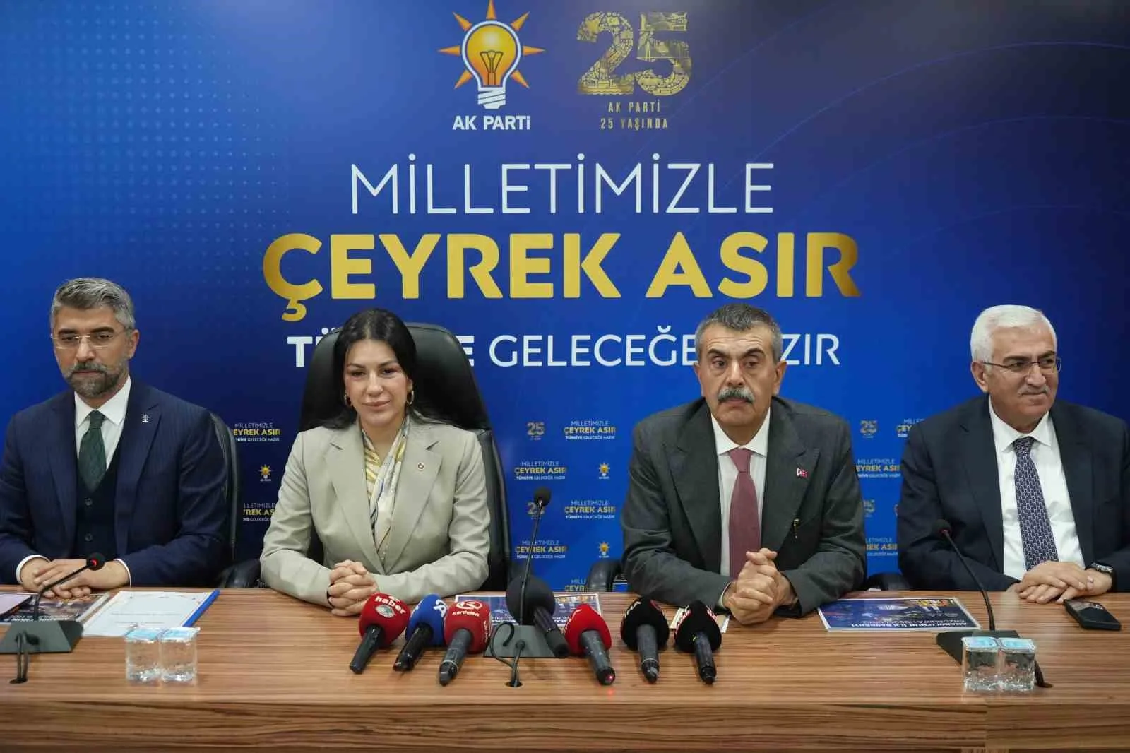 MİLLİ EĞİTİM BAKANI YUSUF TEKİN, AK PARTİ ERZURUM İL BAŞKANLIĞI’NDA BASIN MENSUPLARINA AÇIKLAMALARDA BULUNDU.