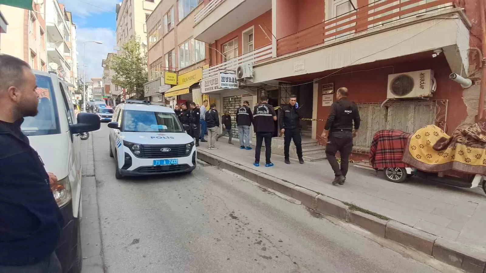 KIRIKKALE'DE BİR DERNEK BİNASINDA 41 YAŞINDAKİ ADAMIN CANSIZ BEDENİ BULUNDU, ŞÜPHELİ ÖLÜMLE İLGİLİ SORUŞTURMA BAŞLATILDI