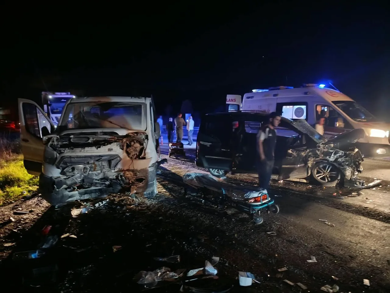 MANİSA’NIN KULA İLÇESİNDE HAFİF TİCARİ OTOMOBİL, TRANSİT VE KAMYONETİN KARIŞTIĞI ZİNCİRLEME TRAFİK KAZASI MEYDANA GELDİ. MEYDANA GELEN KAZADA 1’İ AĞIR OLMAK ÜZERE 5 KİŞİ YARALANDI.