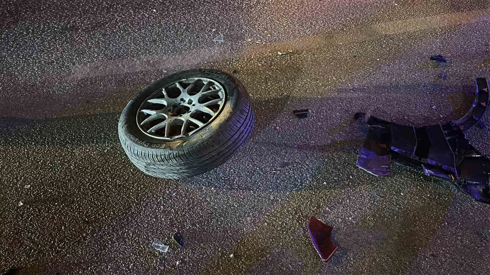 BURDUR'DA KIRMIZI IŞIK İHLALİ YAPTIĞI ÖNE SÜRÜLEN VE YAPILAN KONTROLDE 2.22 PROMİL ALKOLLÜ OLDUĞU BELİRLENEN SÜRÜCÜNÜN KULLANDIĞI OTOMOBİL, KAVŞAKTA BAŞKA BİR OTOMOBİLE ÇARPTI. ORTALIĞIN SAVAŞ ALANINA DÖNDÜĞÜ KAZADA 3 KİŞİ YARALANDI.