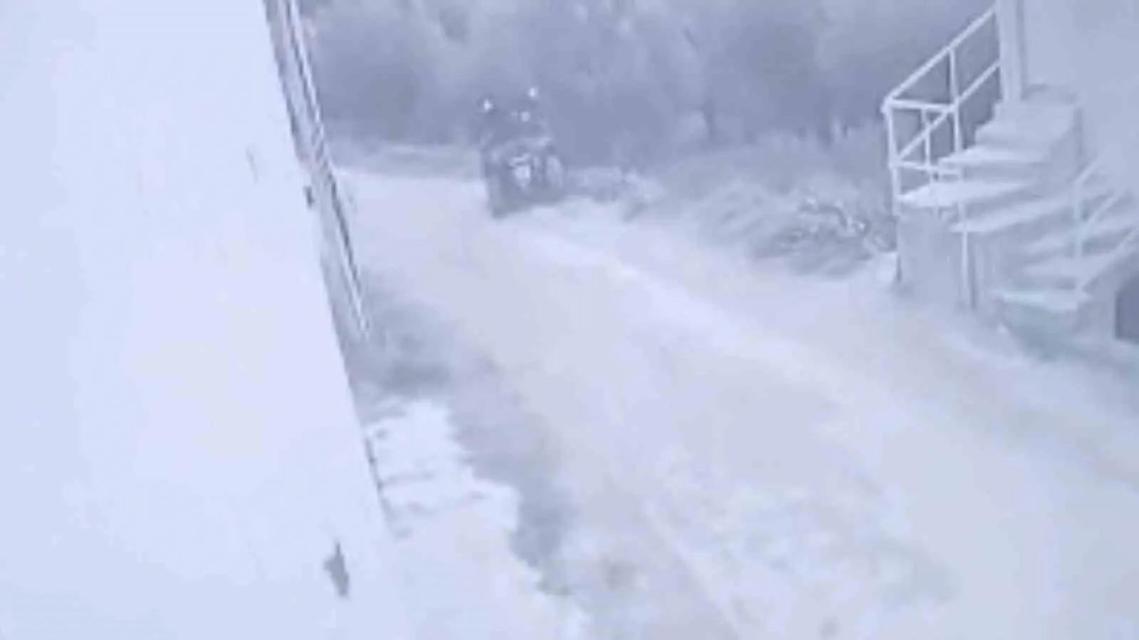 BURSA'DA PATİKA YOLDA SEYİR HALİNDEYKEN BİR ANDA TARLAYA UÇAN ATV SÜRÜCÜSÜ AĞIR YARALANDI. KAZA ANI, SANİYE SANİYE GÜVENLİK KAMERASINA YANSIRKEN, 30 YAŞINDAKİ ADAM KALDIRILDIĞI HASTANEDE YAŞAM SAVAŞINI KAYBETTİ.