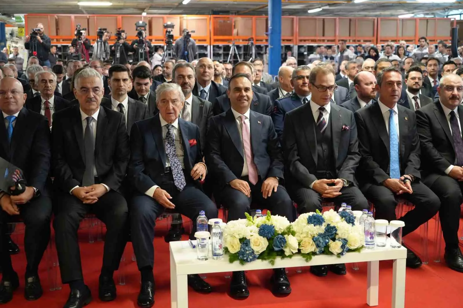 PROGRAMA BURSA VALİSİ EROL AYYILDIZ, BURSA MİLLETVEKİLLERİ, BURSA BÜYÜKŞEHİR BELEDİYE BAŞKAN VEKİLİ ŞAHİN BİBA, AK PARTİ BURSA İL BAŞKANI DAVUT GÜRKAN, BTSO BAŞKANI ÖZER MATLI, KOÇ HOLDİNG YÖNETİM KURULU ONURSAL BAŞKANI RAHMİ KOÇ, KOÇ HOLDİNG YÖNETİM KURULU BAŞKANI ÖMER KOÇ VE KOÇ HOLDİNG YÖNETİM KURULU BAŞKAN VEKİLİ ALİ KOÇ KATILDI.