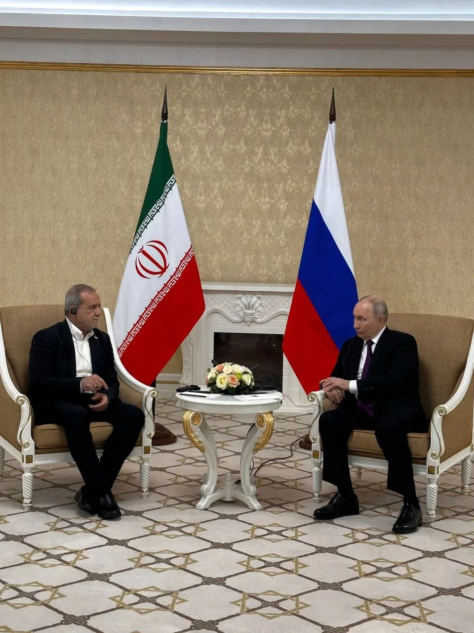 RUS BASININDA YER ALAN HABERLERE GÖREN PUTİN, PEZEŞİKYAN İLE GÖRÜŞMESİNDE, ABD-İRAN ARASINDAKİ SAVAŞIN SONLANDIRILMASINA İLİŞKİN, "BU DURUMUN ÇÖZÜMÜNE KATKIDA BULUNMAK İÇİN GÜCÜMÜZ DAHİLİNDE OLAN HER ŞEYİ YAPMAYA HAZIRIZ" DEDİ.