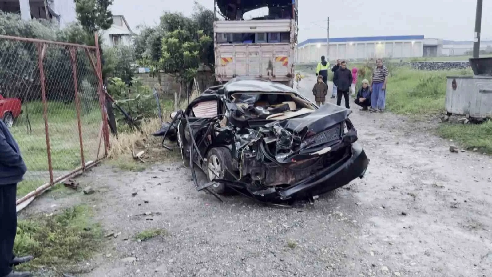 HATAY’DA HEMZEMİN GEÇİTTEN GEÇMEK İSTEYEN OTOMOBİLE TRENİN ÇARPMASIYLA YAŞANAN KAZADA 45 YAŞINDAKİ ANNE ÖLDÜ, 21 YAŞINDAKİ OĞLU YARALANDI. TRENİN, OTOMOBİLİ METRELERCE SÜRÜKLEDİĞİ ANLAR İSE KAMERAYA YANSIDI.