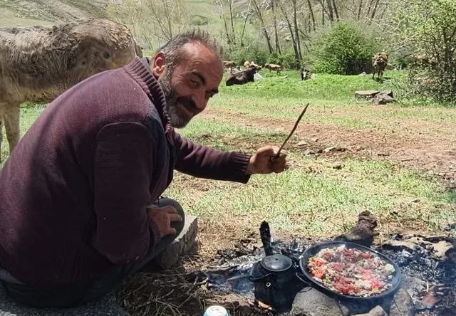 SİVAS’IN ŞARKIŞLA İLÇESİNDE HAYVAN OTLATTIĞI ESNADA YILDIRIMIN İSABET ETTİĞİ ÇOBAN HAYATINI KAYBETTİ.