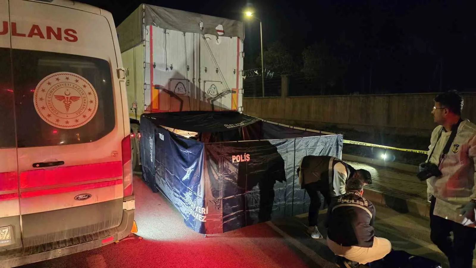 BALIKESİR'İN BANDIRMA İLÇESİNDE TIRIN DORSESİNE ÇARPAN MOTOSİKLETİN SÜRÜCÜSÜ HAYATINI KAYBETTİ.