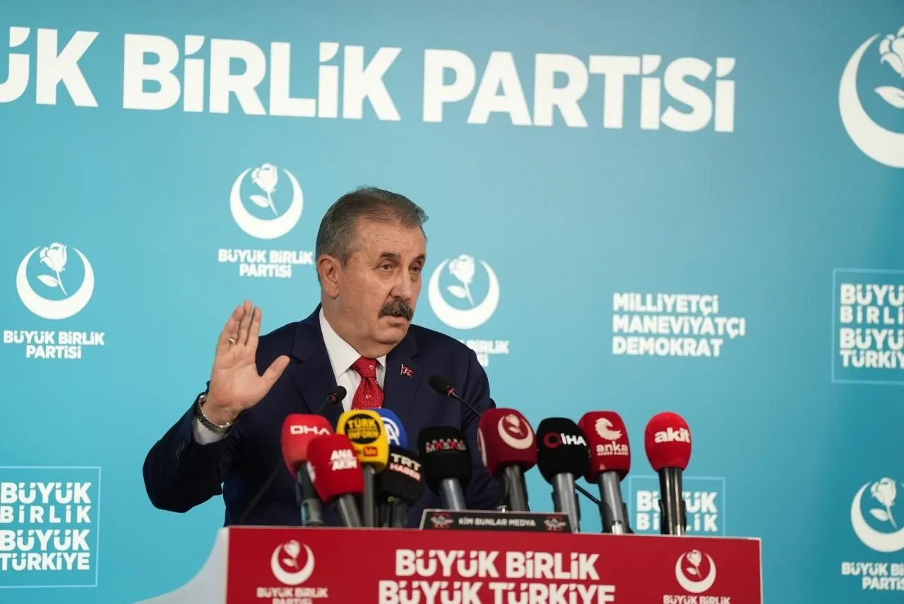 TÜRK DEVLETLERİ TEŞKİLATLARI BİRLİĞİ'NİN 13’ÜNCÜ ZİRVESİ’NİN TARİHİ BİR BULUŞMA OLDUĞUNU VURGULAYAN BÜYÜK BİRLİK PARTİSİ (BBP) GENEL BAŞKANI MUSTAFA DESTİCİ, "TÜRK DÜNYASI BİRLİKTE İNŞA EDİLECEK BİR GELECEĞİN VE ULAŞACAK KIZIL ELMANIN ADIDIR" DEDİ.