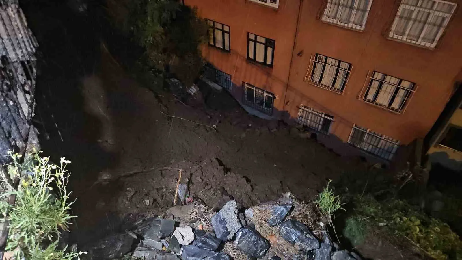 EYÜPSULTAN'DA YAĞMUR SONRASI TOPRAK KAYDI 25 KİŞİ TEDBİREN TAHLİYE EDİLDİ
