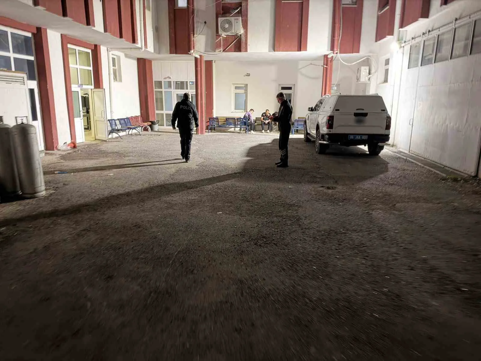 ANKARA’NIN HAYMANA İLÇESİNDE BABASIYLA BİRLİKTE TRAKTÖRE BİNEN 12 YAŞINDAKİ AYŞEGÜL GÜLEŞÇİ, TRAKTÖRDEN DÜŞEREK MİBZERİN ALTINDA KALDI. HASTANEYE KALDIRILAN KÜÇÜK KIZ, YAPILAN MÜDAHALELERE RAĞMEN KURTARILAMADI.