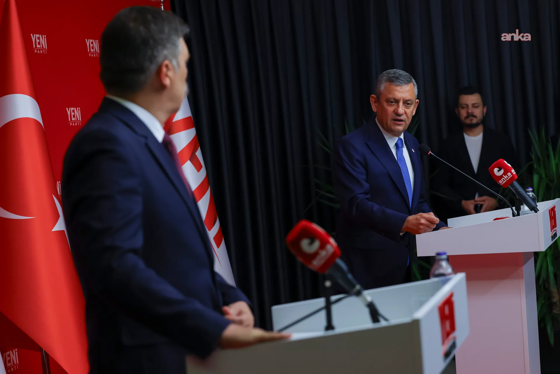 YENİ Parti-TİP görüşmesi... Özgür Özel: “Rehin alan mülkün sahibi olmaz. Mülkün asıl sahibi hala İzmirlilerdir” — fotoğraf 4