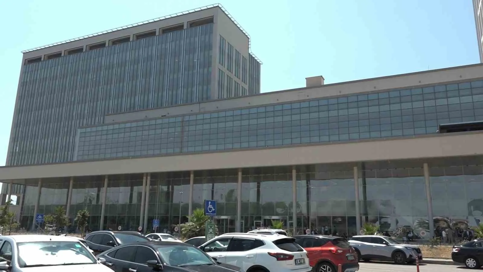 BURSA’DA 63 SANIĞIN YARGILANDIĞI DAVADA MAHKEME ARA KARARINI AÇIKLADI. TUTUKLU 6 SANIĞIN TAHLİYESİNE, 10 SANIĞIN İSE TUTUKLULUK HALİNİN DEVAMINA KARAR VERİLİRKEN, DURUŞMA ERTELENDİ.