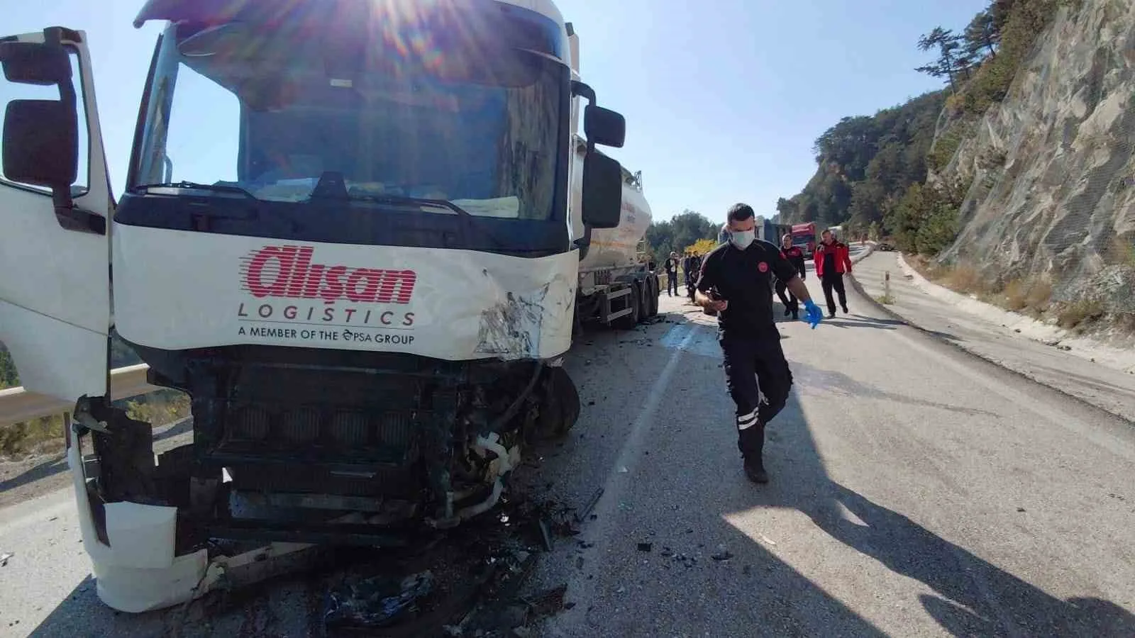 BOLU’NUN MUDURNU İLÇESİNDE TIR İLE PİKABIN KAFA KAFAYA ÇARPIŞTIĞI KAZADA PİKAP SÜRÜCÜSÜ HAYATINI KAYBETTİ, 2 KİŞİ YARALANDI.